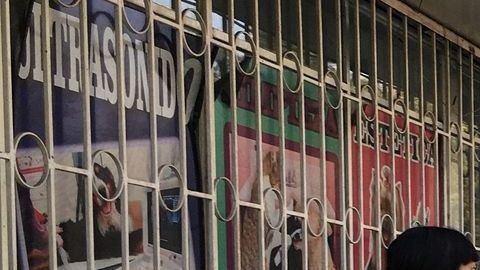 Vecinos van por despensas que reparte legislador.