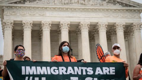 Jóvenes celebran frente a la Corte Suprema de EEUU el fallo que bloqueó la cancelacióon de DACA emprendida por el presidente Donald Trump.