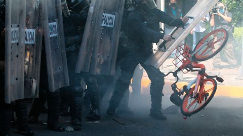 Demonstrators clash with police during a protest in front of the US Embassy in Mexico City, Mexico, 05 June 2020. Dozens of protesters vandalized the United States Embassy in the Mexican capital this Friday in protest on the deaths of the African American George Floyd at the hands of the Police in Minneapolis and the Mexican Giovanni Lopez after being detained in Jalisco. People identified with the anarchist movement threw stones, glass bottles and Molotov bombs around the diplomatic headquarters. EFE/ Jose Pazos