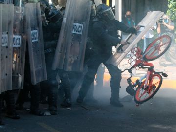 Demonstrators clash with police during a protest in front of the US Embassy in Mexico City, Mexico, 05 June 2020. Dozens of protesters vandalized the United States Embassy in the Mexican capital this Friday in protest on the deaths of the African American George Floyd at the hands of the Police in Minneapolis and the Mexican Giovanni Lopez after being detained in Jalisco. People identified with the anarchist movement threw stones, glass bottles and Molotov bombs around the diplomatic headquarters. EFE/ Jose Pazos