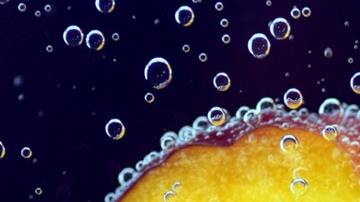 Comer más de tres granos de chabacano pequeño crudos o menos de la mitad de un grano grande, puede exceder los niveles seguros.