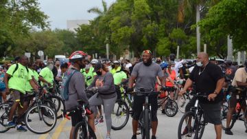 Algunos manifestantes en bicicleta en el condado de Miami-Dade se unieron en sus bicicletas para protestar por la muerte de George Floyd.