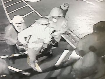 Captura de la cámara de la tienda Pawn & Guns en la que se ve a los sospechosos entrando en la tienda para robar las armas.