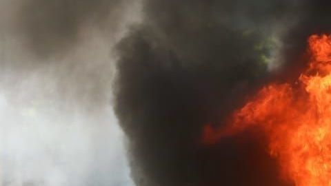 Manifestantes quemaron patrullas en Guadalajara.