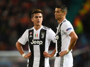 Paulo Dybala y Cristiano Ronaldo en un partido de Juventus.
