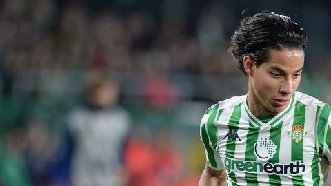 Diego Lainez en un partido con el Real Betis.