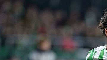 Diego Lainez en un partido con el Real Betis.