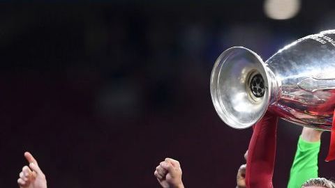 Liverpool levantando el trofeo de la Champions League en 2019.
