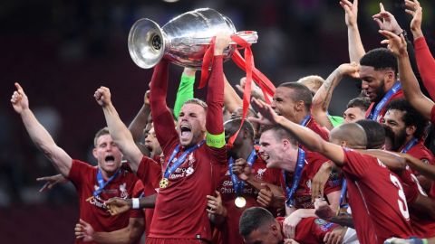 Liverpool levantando el trofeo de la Champions League en 2019.