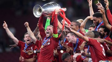 Liverpool levantando el trofeo de la Champions League en 2019.