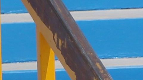 Una niña cae al intentar bajar escaleras a bordo de la patineta.