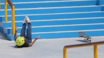 Una niña cae al intentar bajar escaleras a bordo de la patineta.