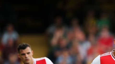 Pierre-Emerick Aubameyang Granit Xhaka y David Luiz en un partido del Arsenal.