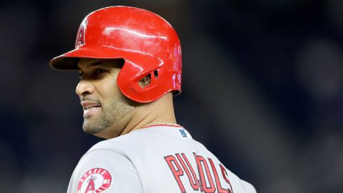 Albert Pujols alza la mano para apoyar a los trabajadores de su país.