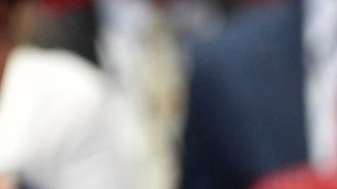 Latinos apoyando a Trump en un evento.