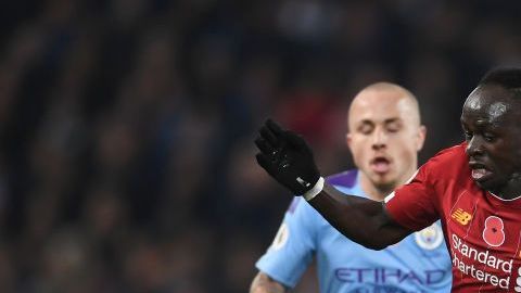 Sadio Mane conduciendo el balón en un Liverpool vs. Manchester City.