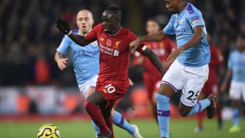 Sadio Mane conduciendo el balón en un Liverpool vs. Manchester City.