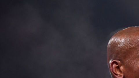 Andre Wisdom juega como defensa en el Derby County.