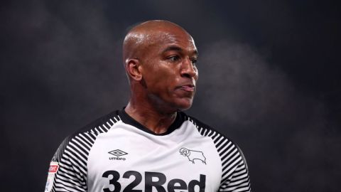 Andre Wisdom juega como defensa en el Derby County.