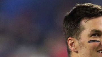 Tom Brady con su casco de los New England Patriots.