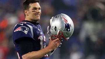 Tom Brady con su casco de los New England Patriots.
