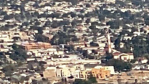 El comlejo gigante y el estadio en obras por delante del Forum. /Foto: Daniel SLIM/AFP/Getty Images