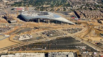 El comlejo gigante y el estadio en obras por delante del Forum. /Foto: Daniel SLIM/AFP/Getty Images