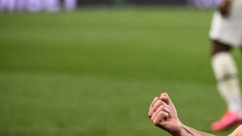 Edinson Cavani celebrando un gol con el PSG.