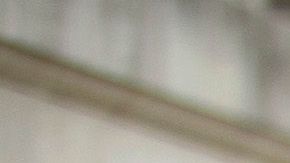 Una mujer de mediana edad en una protesta contra el confinamiento.