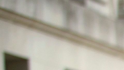 Una mujer de mediana edad en una protesta contra el confinamiento.