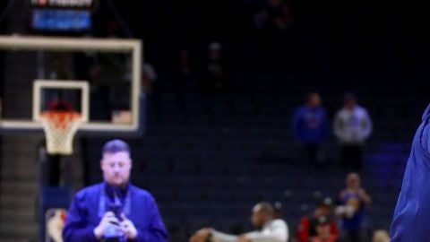 Stephen Curry en entrenamiento previo a un partido de Golden State Warriors