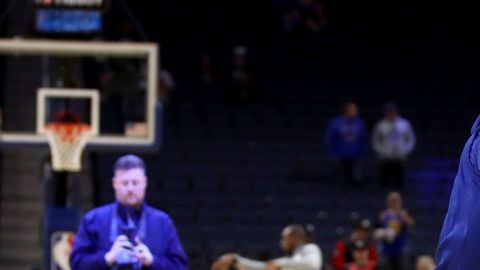 Stephen Curry en entrenamiento previo a un partido de Golden State Warriors