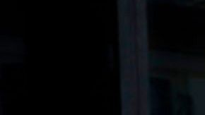 Un hombre limpia la estrella de Trump en Hollywood.