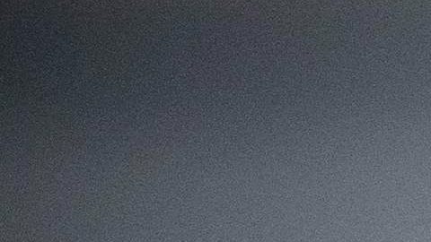 Un joven en Texas lleva cubrebocas mientras le cortan el pelo.