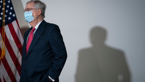 El senador Mitch McConnell es cuestionado por priorizar el nombramiento de jueces federales.