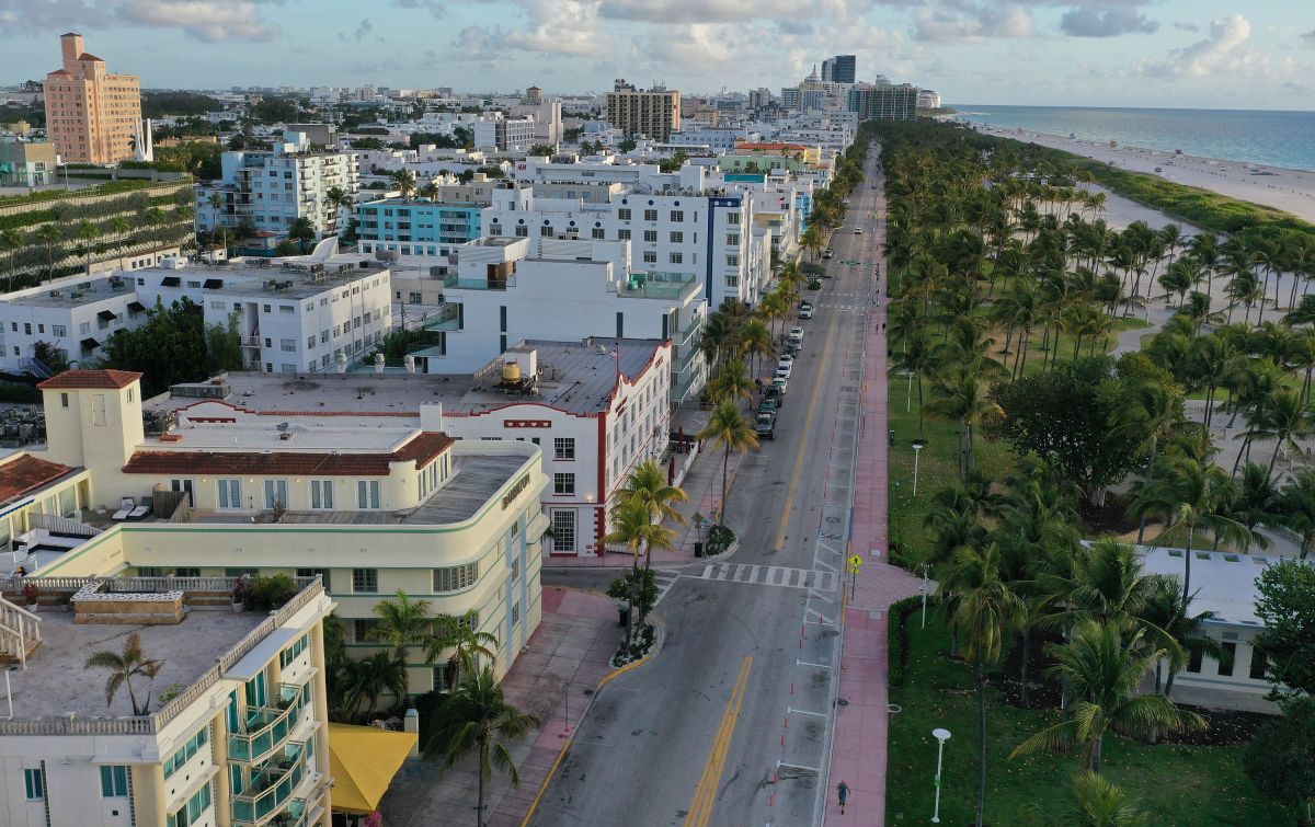 Vista aérea de la emblemática avenida Ocean Drive con numerosos hoteles frente a la playa de Miami Beach.
