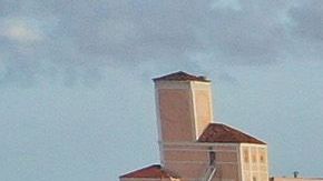 Vista aérea de la emblemática avenida Ocean Drive con numerosos hoteles frente a la playa de Miami Beach.