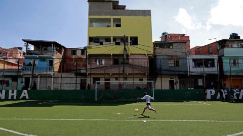 Joven jugando futbol en Brasil.