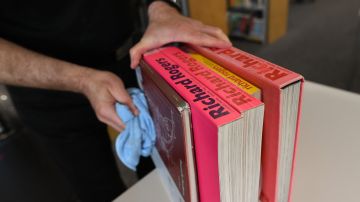 Biblioteca libros incendio coronavirus desinfectar Michigan horno de microondas Kent Plainfield mascarillas