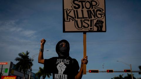 Un manifestante en la protesta de Fort Lauderdale por el caso George Floyd.