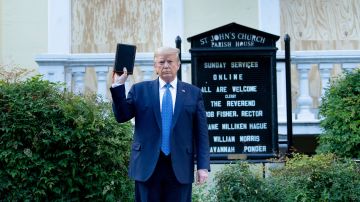 El presidente es cuestionado por acudir frente a una iglesia a tomarse una foto.