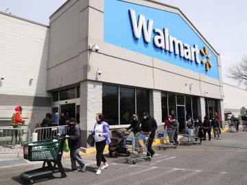 Walmart podría reemplazar a los cajeros por quioscos de autopago - La Raza