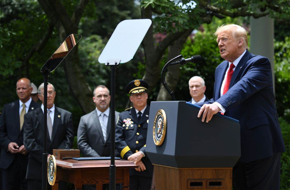 El presidente Trump firmó la orden ejecutiva sobre reforma policiaca.