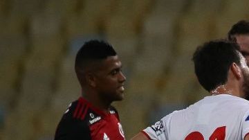 Con el partido de Flamengo vs. Bangu regresó el futbol a Brasil.