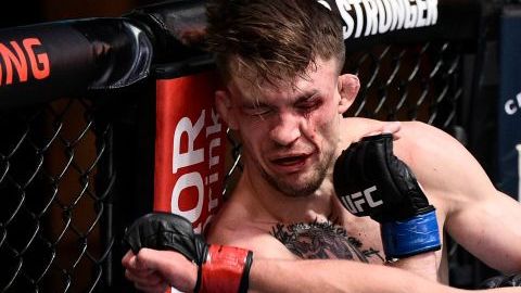 Austin Hubbard golpeando a Max Rohskopf.