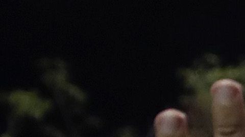 Manifestante frente a la policía en una protesta en Miami.