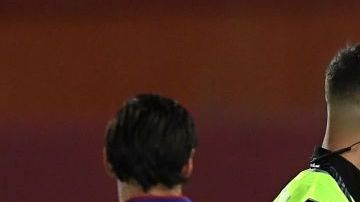 Un espontáneo entró a la cancha en el partido entre Mallorca y Barcelona.