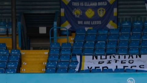 Leeds United y sus miles de fanáticos de cartón.