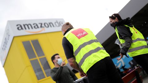 Amazon coronavirus COVID-19 trabajadores bono dinero primera linea Minnesota Alemania