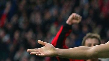 Diego Forlán celebrando un gol con Manchester United en el 2002.